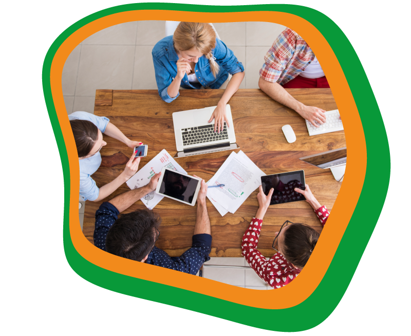 Un groupe de personnes collaborant, comme les membres du réseau LEAD, Les Entrepreneurs à Découvrir.